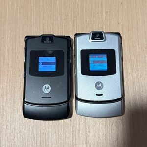 Lot Of 2 Motorola RAZR V3/M Blk-Silv Flip Phone“UNTESTED”Sold as is No Charger!